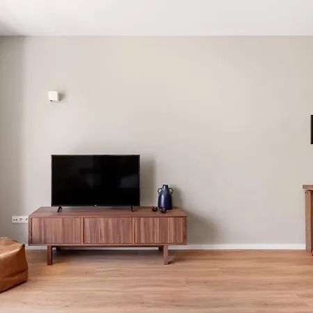 Joivy Stunning 2-br Flat With Balcony In *