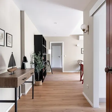 Apartment Joivy Stunning 2-br Flat With Balcony In