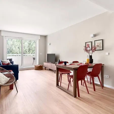 Joivy Stunning 2-br Flat With Balcony In *