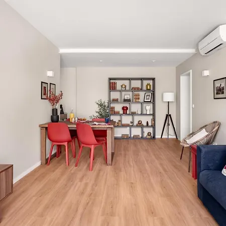 Apartment Joivy Stunning 2-br Flat With Balcony In