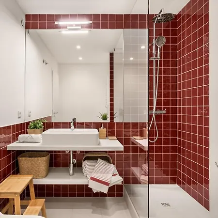 Apartment Joivy Stunning 2-br Flat With Balcony In Porto