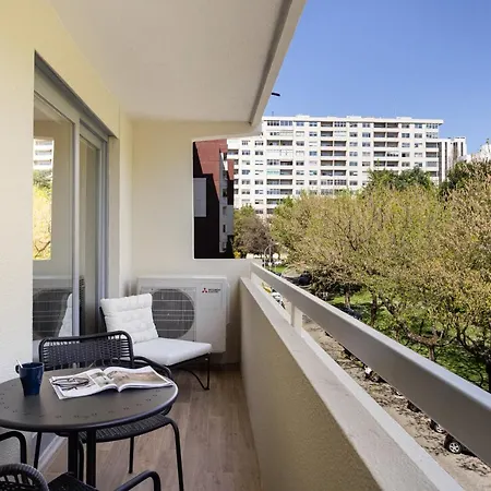 Joivy Stunning 2-br Flat With Balcony In *